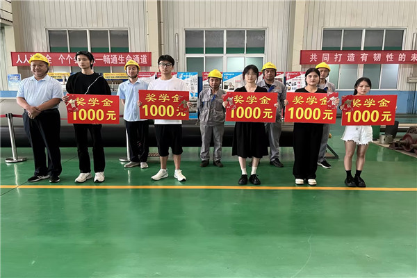 濟南天盟熱噴塗公司是一家關注員工和學生福利企業，不僅致力於技術的傳承，更關注著學生的成長和發展。在公司董事長的關懷下，不僅提供了1000元的企業學生援助，還為學生們提供了溫暖的幫助和支持。  濟南天盟董事長薛雲領上台致辭，考上大學是人生關鍵轉折點，也是一個新的起點。集團公司非常關心職工子弟的健康成長，多年來一直用愛心助學的方式，幫助集團內員工的子女順利完成學業，為社會培育人才，為職工解決後顧之憂。在公司董事長的致辭中，他強調了企業的社會責任和對員工和學生的關愛。他表示，企業不僅要在技術和產業上不斷創新，更要關注員工和學生的成長。因此，公司決定設立了1000元的企業學生援助，幫助學生順利完成學業。這一舉措得到了員工和學生的一致好評，也展現了濟南天盟熱噴塗公司作為一家關愛型企業的形象。   愛心企業助學-濟南天盟.jpg  同時一位優秀的學生代表分享了自己的成長故事。他表示，在濟南天盟熱噴塗公司的關懷下，他得到了不僅是物質上的幫助，更是精神上的支持。他感謝公司為他提供的學習機會和成長平台，讓他能夠更好地發展自己的技能和能力。表示自己將努力學習，將來也會回報社會，傳承企業的關愛精神。  愛心企業助學-濟南天盟..jpg  濟南天盟熱噴塗公司作為一家關愛學生的企業，不僅在技術和產業上有著卓越的表現，更在關愛員工和學生方麵樹立了良好的榜樣。他們的舉措不僅體現了企業的社會責任，更展現了企業的人文關懷。通過這樣的舉措，濟南天盟熱噴塗公司為更多的企業樹立了良好的榜樣，也為學生提供了更多的成長機會。  在未來，希望更多的企業能夠關注員工和學生的成長，傳承企業的關愛精神，為社會的發展貢獻自己的力量。讓91看片看片免费下载共同努力，讓關愛之心在企業和社會中傳遞，讓更多的學生能夠得到幫助和支持，共同創造美好的未來。   愛心企業助學-濟南天盟.jpg.jpg